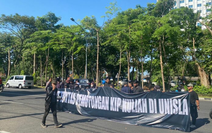 Dinilai Maladministrasi, Aliansi Mahasiswa UNISLA Geruduk Kejaksaan Tinggi Jatim