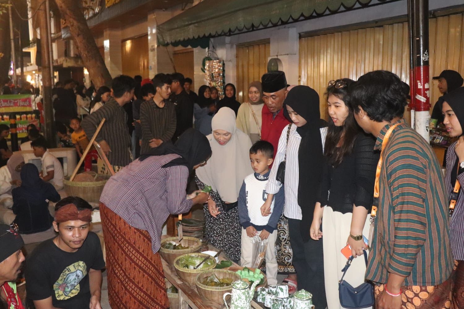 Tomboan Sobo Kuto: Kilas Balik Budaya Lama dengan Minuman dan Jajanan Tradisional