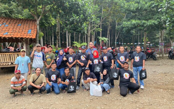 Bantu Peningkatan Wisata Daerah, Ganjar Milenial Center Jember Gelar Baksos di Kampung Durian