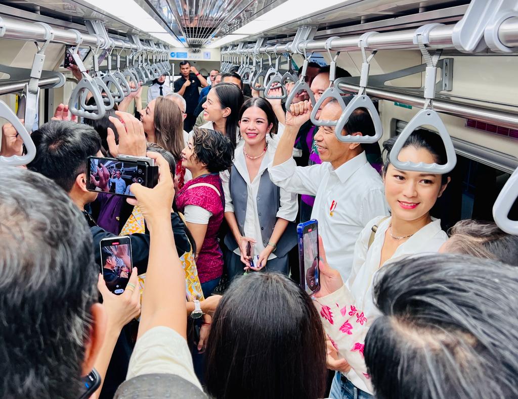 Presiden Jokowi Bersama Para Penggiat Seni Tanah Air Naik LRT Jabodebek 