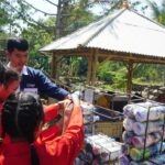 Wujudkan Desa Wisata, GenBI Jember Ajak Masyarakat Klungkung Ciptakan Ecobrick Menjadi Plang Nama Wisata 'Ghir Songai'