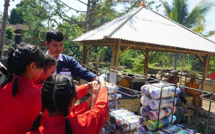 Wujudkan Desa Wisata, GenBI Jember Ajak Masyarakat Klungkung Ciptakan Ecobrick Menjadi Plang Nama Wisata 'Ghir Songai'