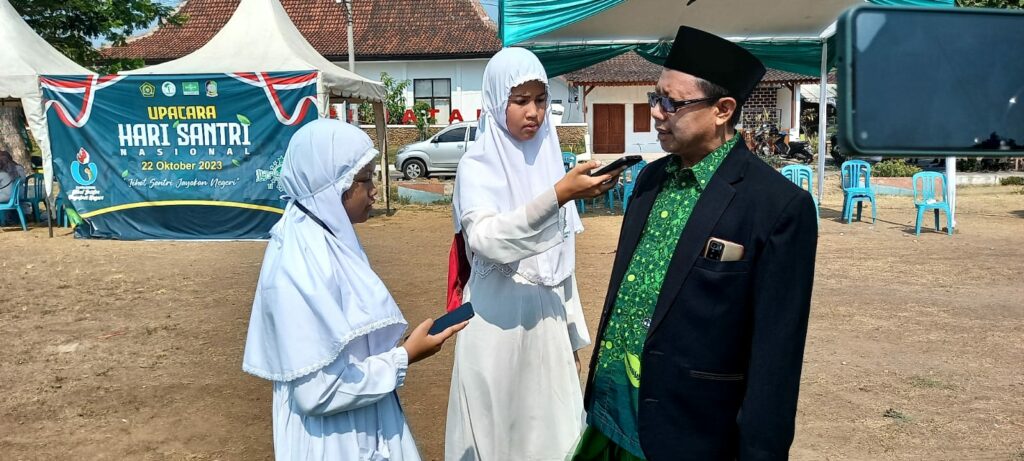 Aksi Jurnalis Cilik MI Darun Najah II Meliput Hari Santri 2023