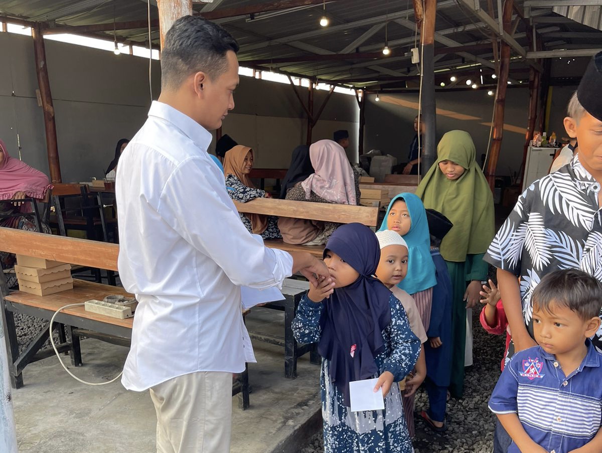 Loyalis Khofifah Berbagi Berkah Bersama Anak Yatim dan Driver Ojol