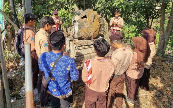 Momentum Hari Pahlawan, SMKN 1 Klabang Doa Bersama dan Bersihkan Makam Pahlawan