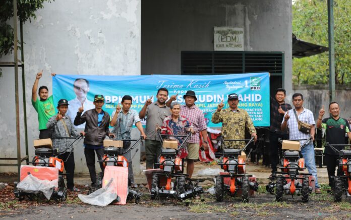 Bagikan Bantuan Alsintan, Cak Udin: PKB Bersama Perjuangan Petani