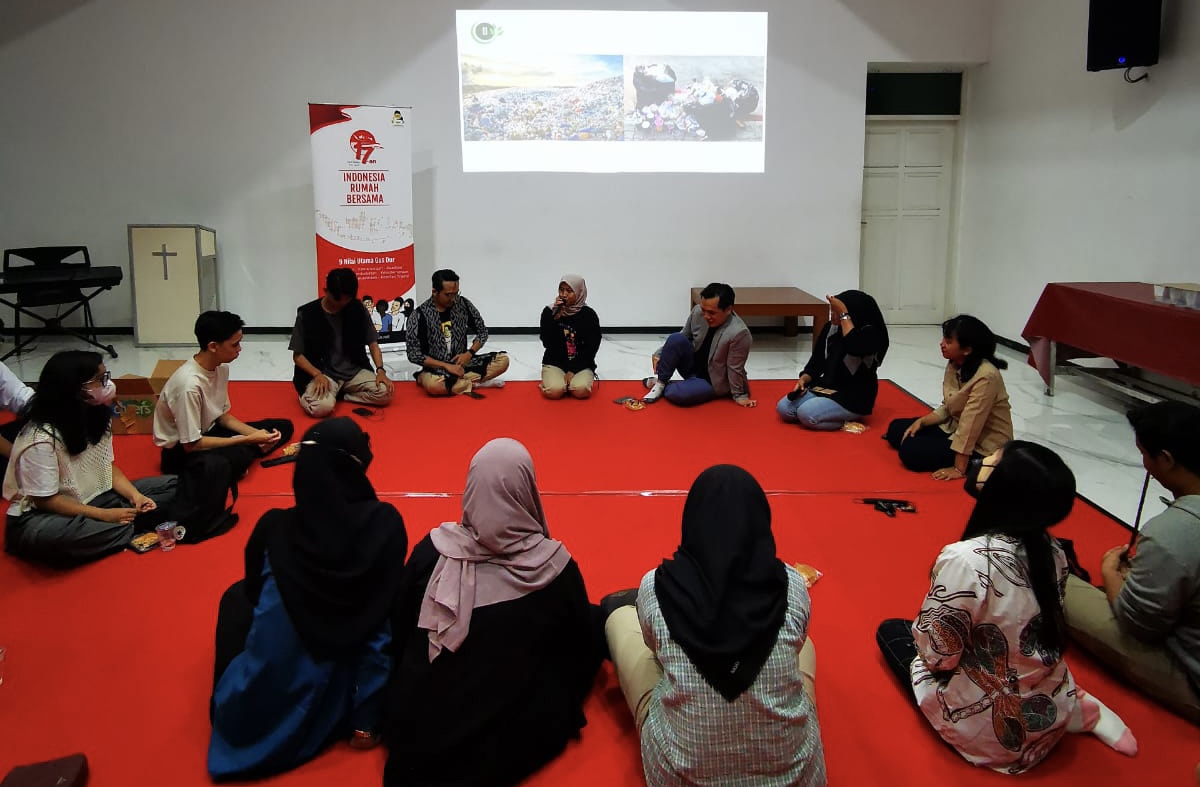 Berikan Edukasi Lingkungan, Green Leadership Indonesia dan GUSDURian Surabaya Adakan Kelas Ekoteologi