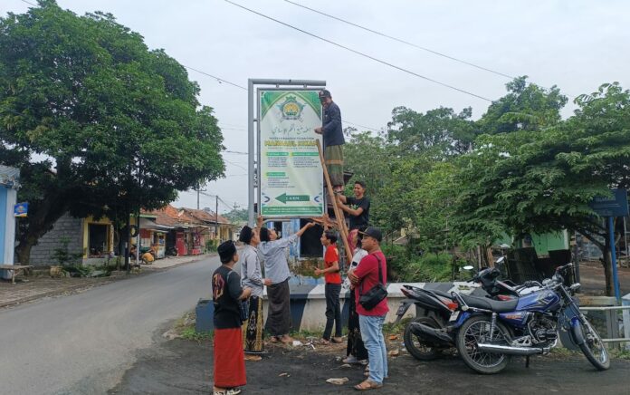 Bergandengan Tangan Renovasi Plang Nama Ponpes Manbaul Hikam