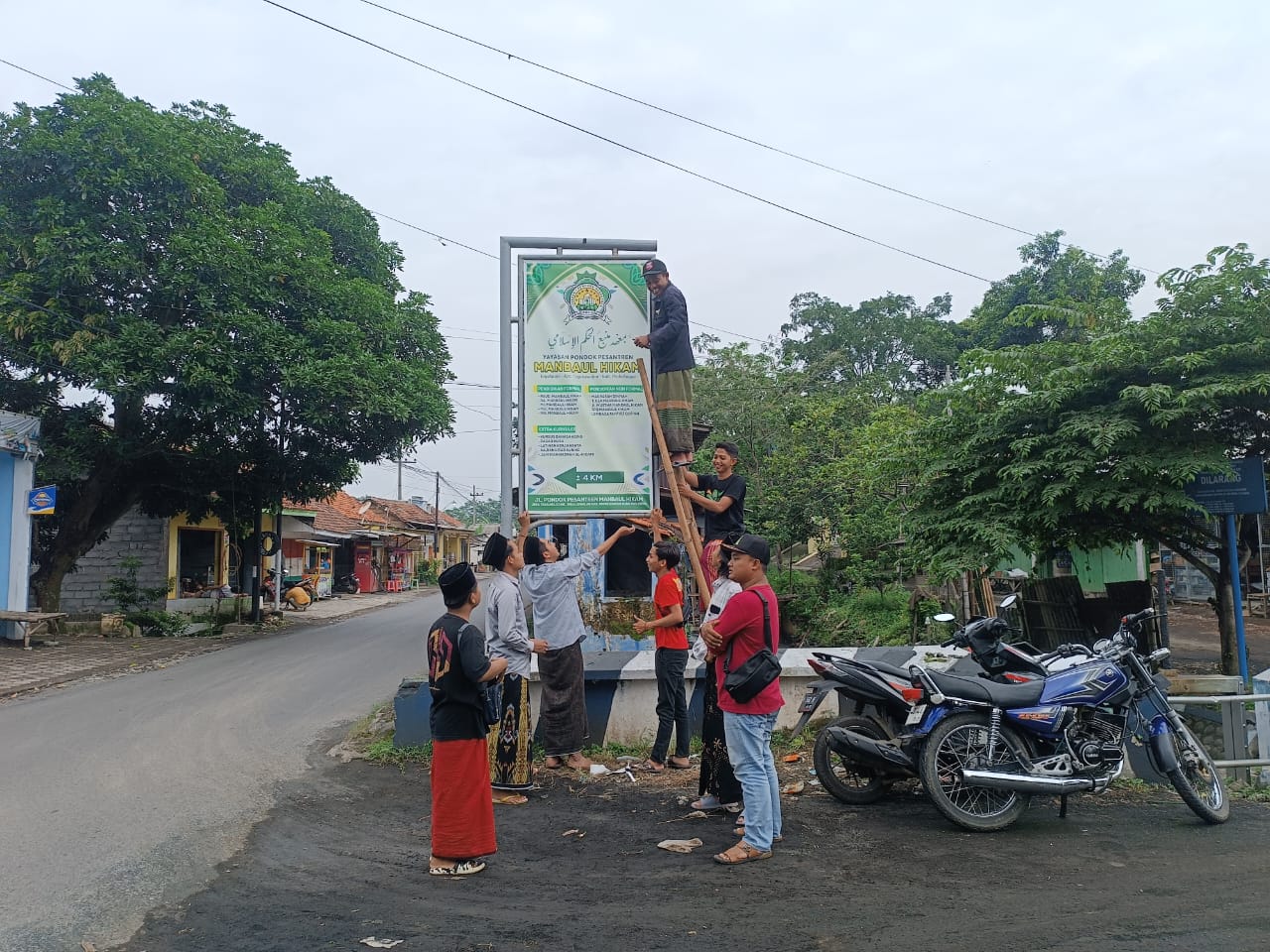 Bergandengan Tangan Renovasi Plang Nama Ponpes Manbaul Hikam