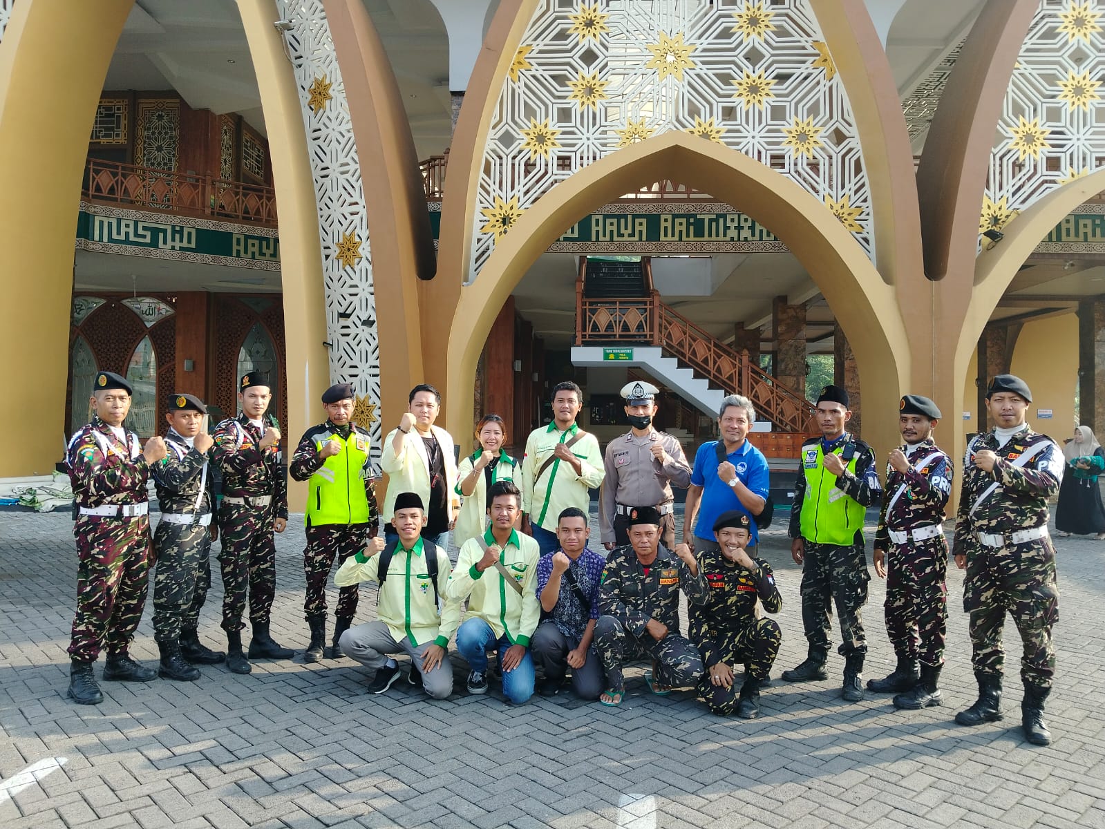 Pemuda Katolik Jaga Sholat Idul Fitri di Sidoarjo