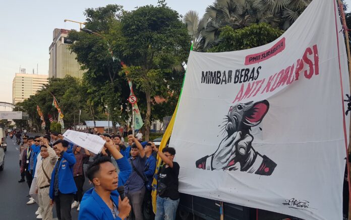 PMII Surabaya Gaungkan Mosi Tidak Percaya KPK di Depan Gedung Grahadi