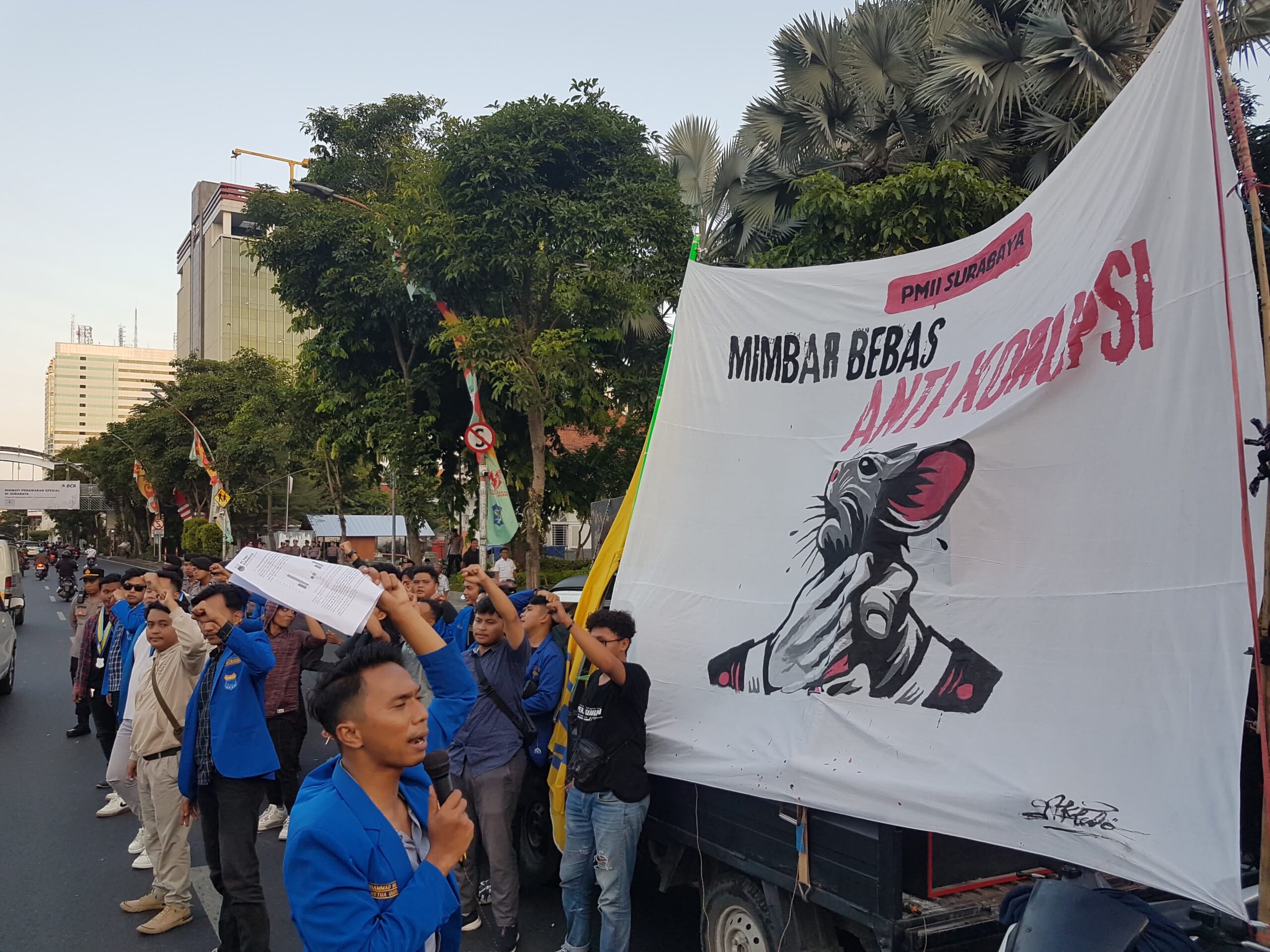 PMII Surabaya Gaungkan Mosi Tidak Percaya KPK di Depan Gedung Grahadi