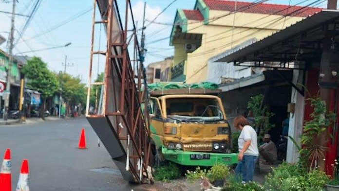 Kecelakaan antara Dua Truk Terjadi di Kediri hingga Sebabkan Baliho Ambruk