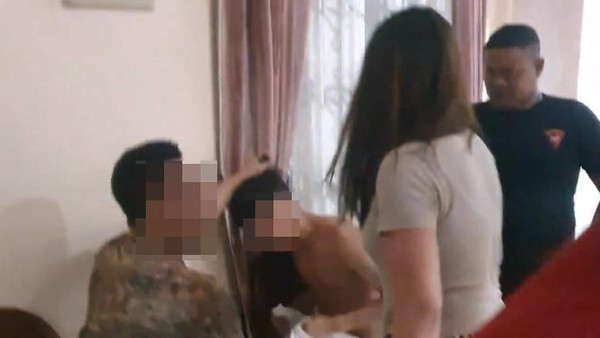 Video Viral! Istri Kepergok Suami Saat Berselingkuh dengan Brondong di Hotel Jombang