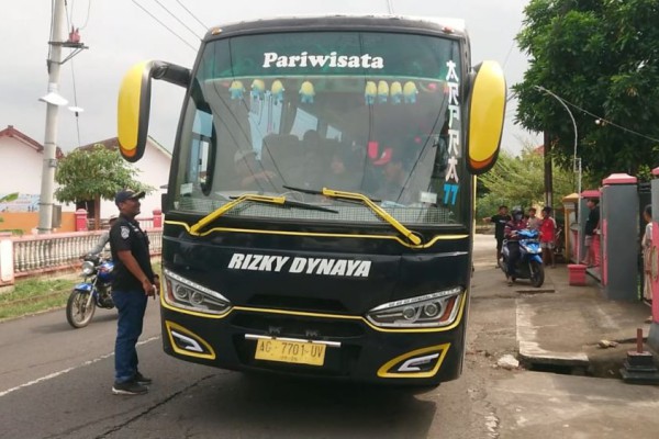 Marak terjadi Laka, Petugas Razia Kelayakan Bus Pariwisata di Tulungagung