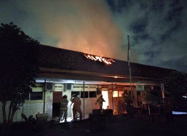 Tak Hanya Sambar Rumah Warga, Kebakaran juga Lahap Gedung Sekolah di Surabaya