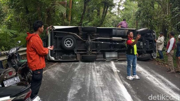 Bawa Wisatawan Mancanegara, Kendaraan Elf Terguling di Jalur Erek-erek Kawah Ijen Banyuwangi