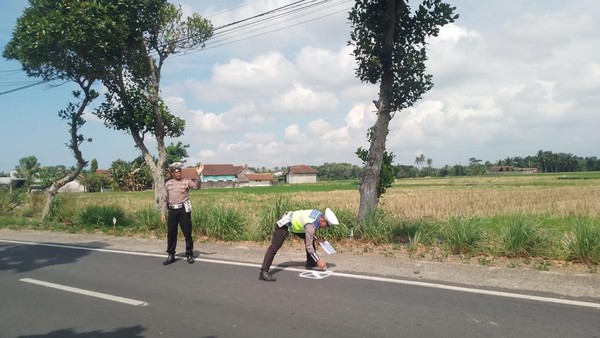 1 Orang Tewas dalam Insiden Kecelakaan Motor Tabrak Truk di Banyuwangi