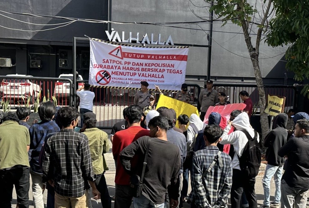 Sejumlah Pemuda Unjuk Rasa Tuntut Valhalla Club Surabaya Ditutup Karena Tak Kantongi Izin