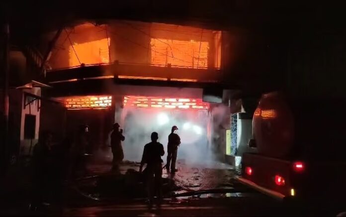 Kebakaran Lahap Habis Toko Sparepart 2 Lantai di Magetan
