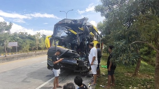 Kecelakaan Maut Bus Ziarah Wali dengan Truk di Tol Pandaan