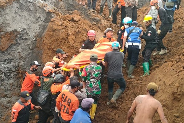 1 Orang Tewas dan 3 Orang Hilang dalam Bencana Longsor di Tambang Pasir Lumajang