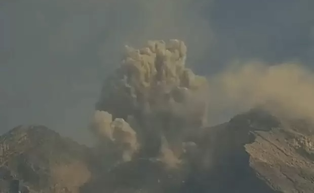 Gunung Semeru Erupsi 13 Kali dengan 51 Gempa Letusan, Status Siaga III