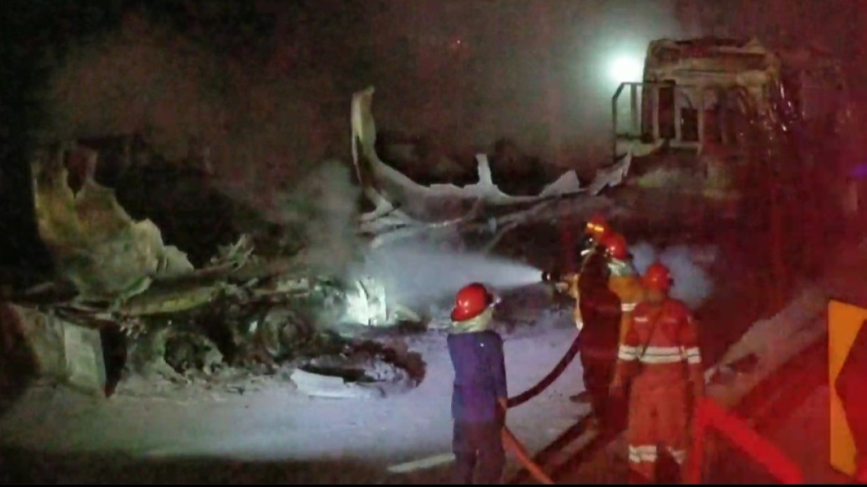 Truk Tangki Pertamina Terbakar saat Dalam Pengiriman 16 Ribu Liter Pertalite ke SPBU Tol Ngawi