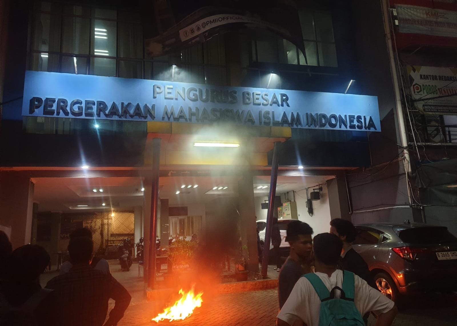 Puluhan Kader Menuntut Keadilan, Bakar Ban dan Orasi di Depan Kantor PB PMII