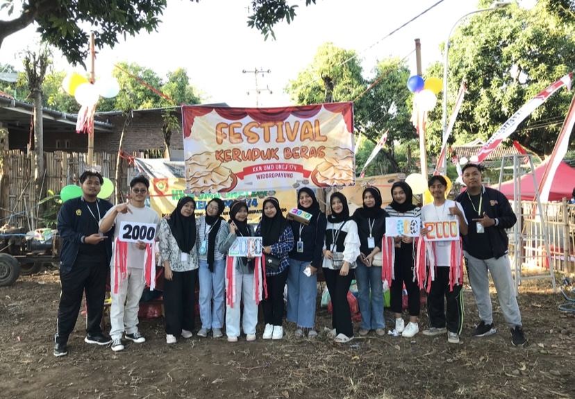 Mahasiswa KKN UMD Universitas Jember Selenggarakan Festival Kerupuk Beras Desa Widoropayung