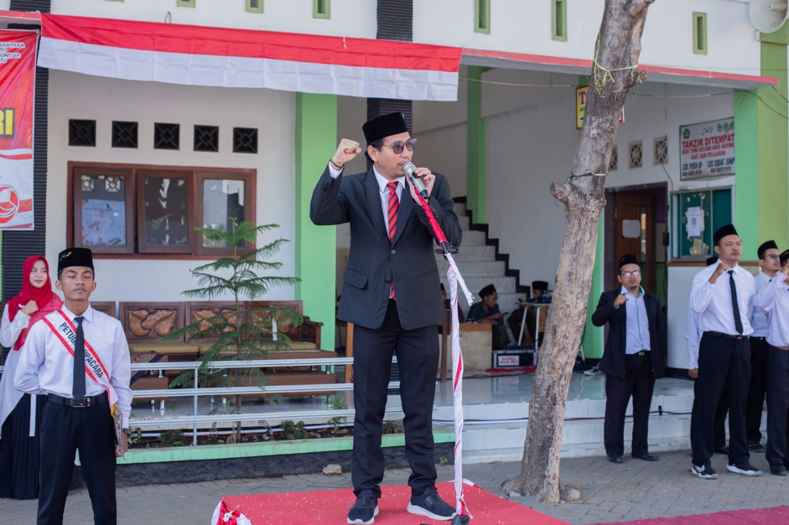 Gus Muhibbin dalam Pidato Upacara 17 Agustus di Pondok Pesantren Mojosari: Pentingnya Memaknai dan Mengisi Kemerdekaan bagi Generasi Z dengan Prestasi-Prestasi