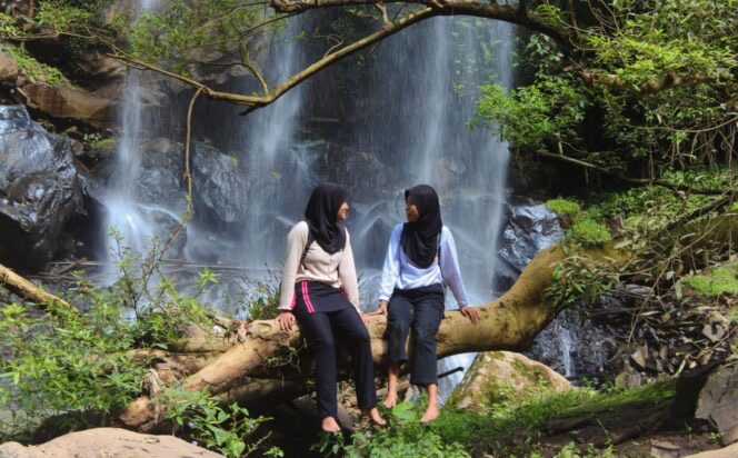 Melihat Keindahan Air Terjun Trap Sewu di Lumajang