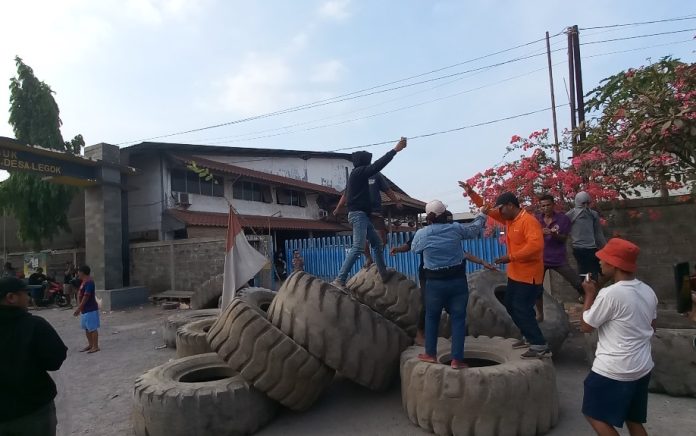 Perundingan Buntu, Pekerja PT SKI Pasuruan Blokir Akses Masuk Pabrik