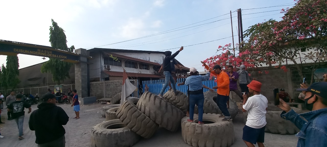 Perundingan Buntu, Pekerja PT SKI Pasuruan Blokir Akses Masuk Pabrik