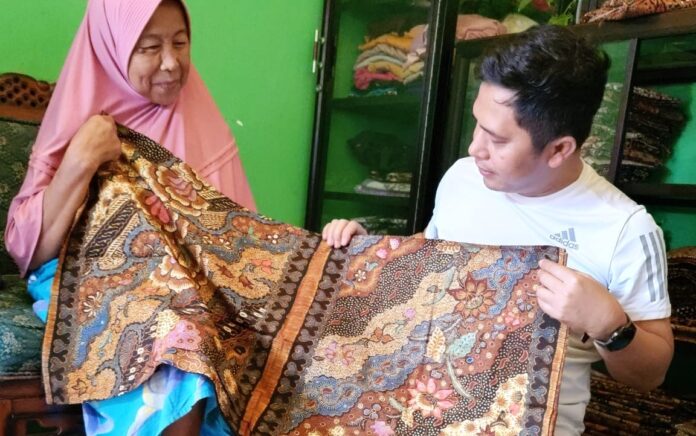 Hari Batik Nasional, Ketua PW Ansor Jawa Timur Kunjungi Pengrajin Batik Tradisional Pamekasan