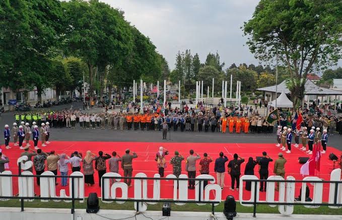 Meriahnya Kirab Pataka dan Gelar Budaya Gempur Rokok Ilegal di Lumajang