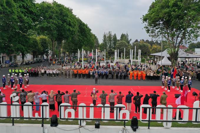 Meriahnya Kirab Pataka dan Gelar Budaya Gempur Rokok Ilegal di Lumajang