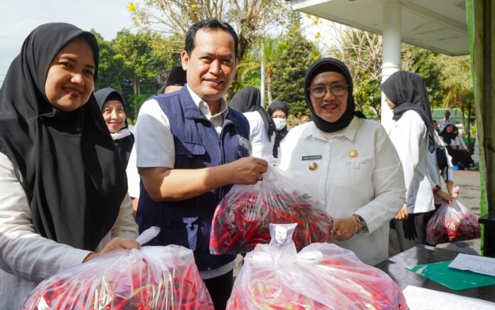 Pegawai Pemkab Ramai-ramai Borong Cabai dari Petani Atasi Anjloknya Harga