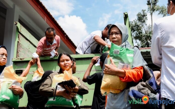 Penjelasan Pemkab Lumajang Soal Bansos Disusupi Stiker Kampanye