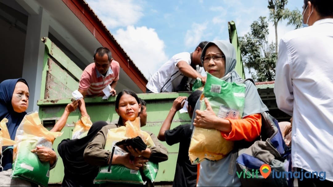 Penjelasan Pemkab Lumajang Soal Bansos Disusupi Stiker Kampanye