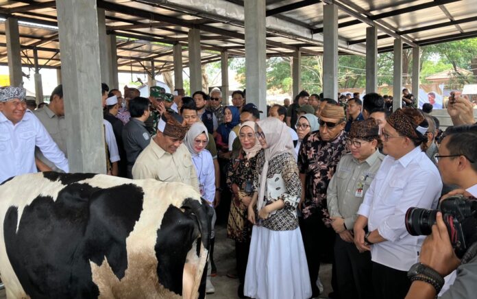 Kadis Peternakan Jatim Dampingi Menteri Amran Kunjungi Peternak Susu di Pasuruan