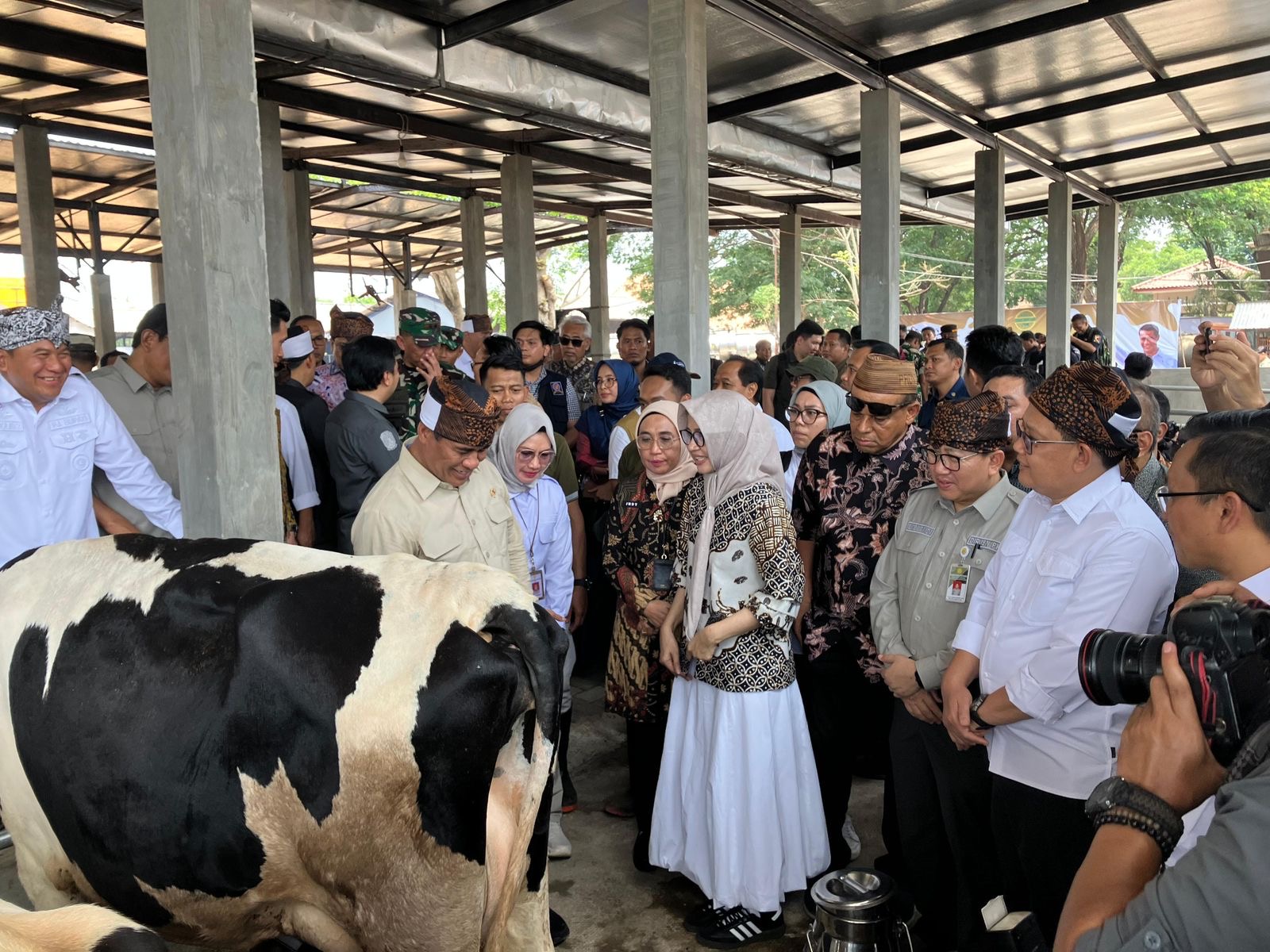 Kadis Peternakan Jatim Dampingi Menteri Amran Kunjungi Peternak Susu di Pasuruan