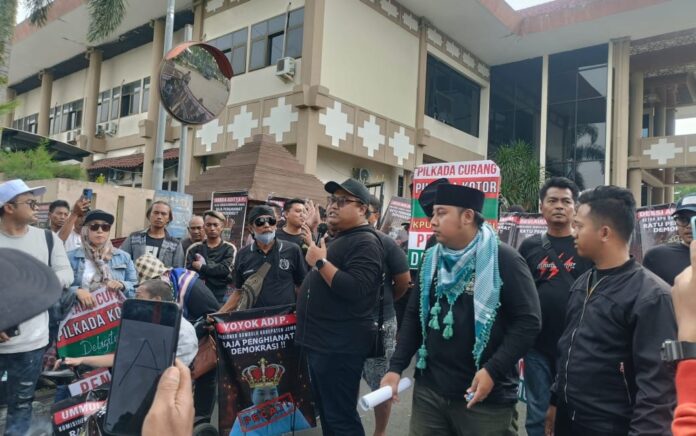 Diduga Gegara Tak Netral, Aksi Massa Geruduk Bawaslu: Gerbang Roboh Karena Kemarahan Rakyat