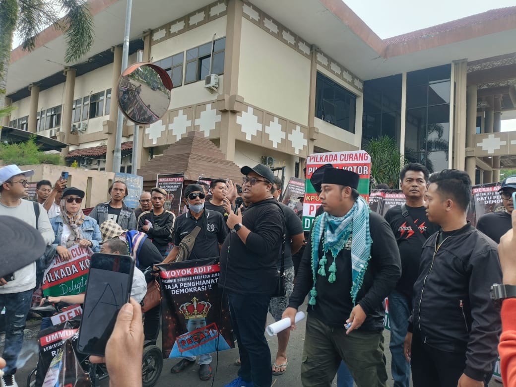 Diduga Gegara Tak Netral, Aksi Massa Geruduk Bawaslu: Gerbang Roboh Karena Kemarahan Rakyat