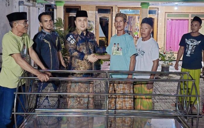 Fraksi PKB Serahkan Bantuan Keranda Jenazah untuk Warga Desa Pesisir, Sumberasih