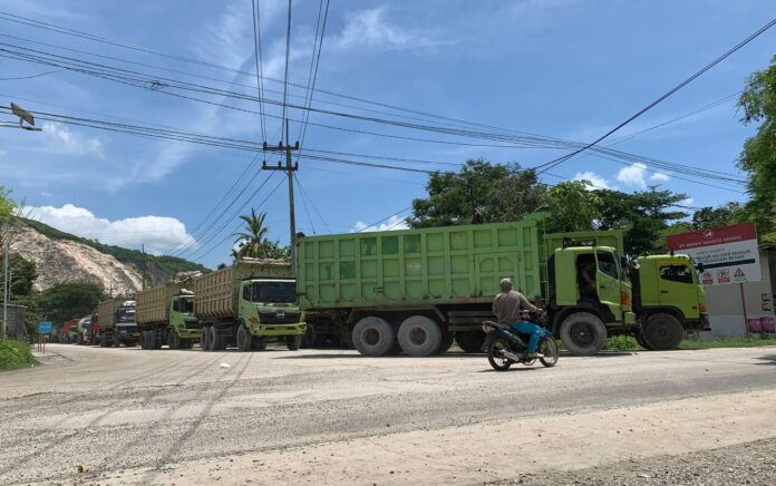 Ratusan Warga Blokade Jalan Raya Puger-Rambipuji Hadang ODOL