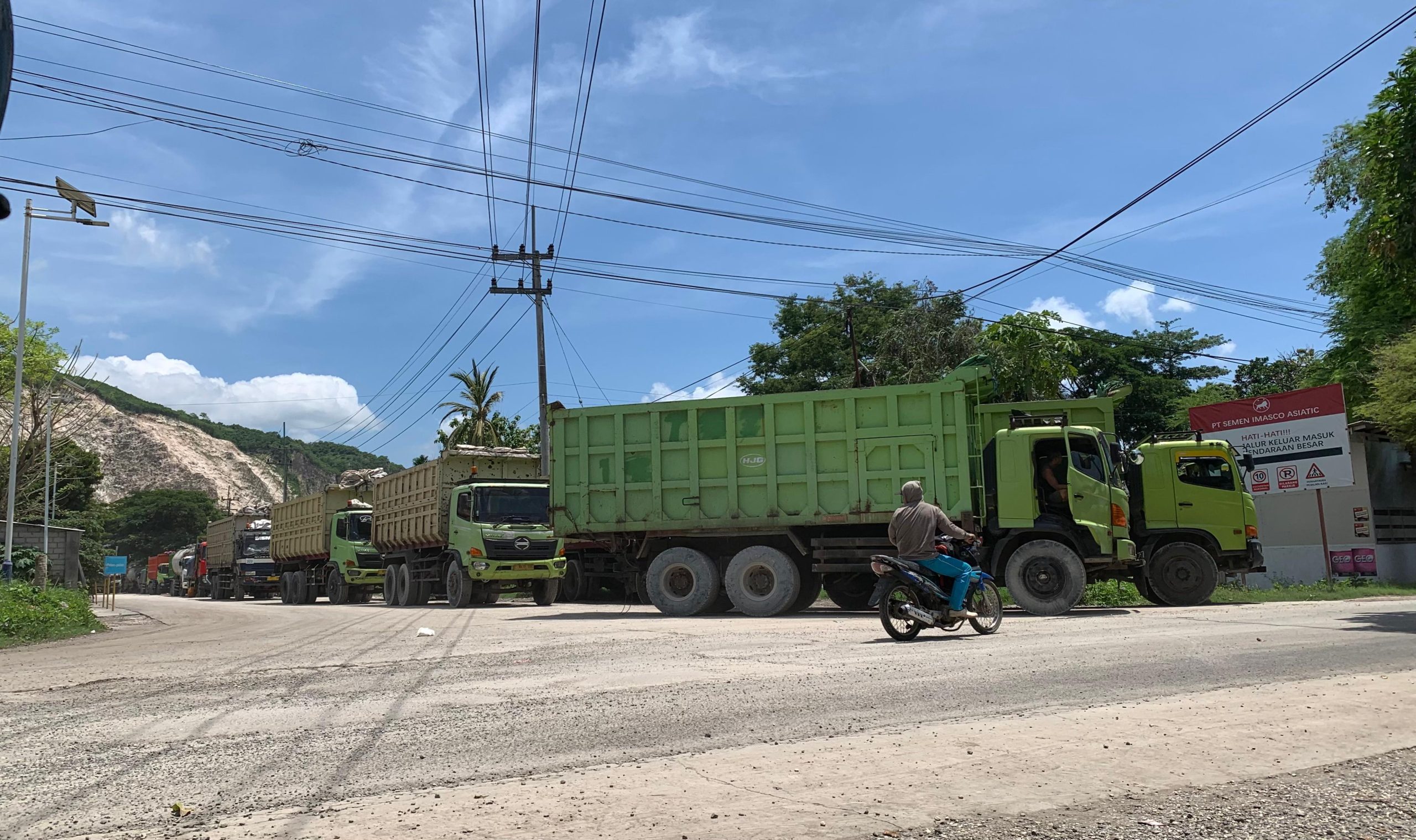 Ratusan Warga Blokade Jalan Raya Puger-Rambipuji Hadang ODOL