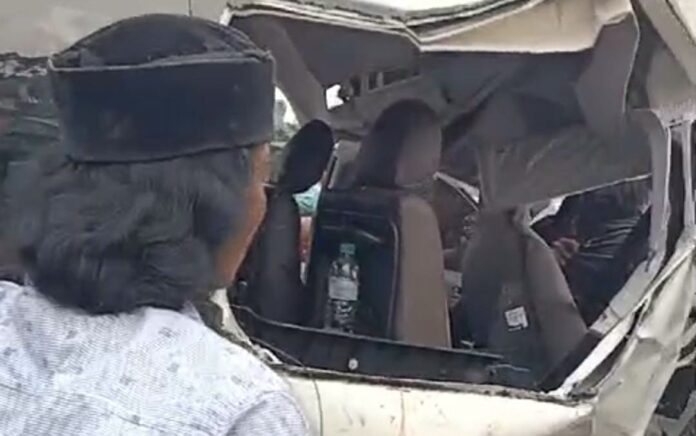 HiAce Tabrak Truk di Probolinggo, 2 Orang Tewas, Termasuk Nyai Hj. Iffatul Atuf