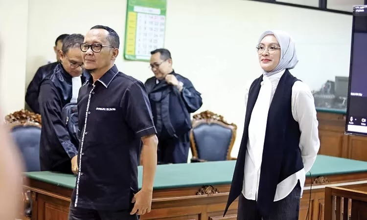 Mantan Bupati Probolinggo dan Suaminya Dituntut 6 Tahun Penjara Plus Uang Pengganti Rp 57 Miliar dalam Kasus Gratifikasi dan Pencucian Uang