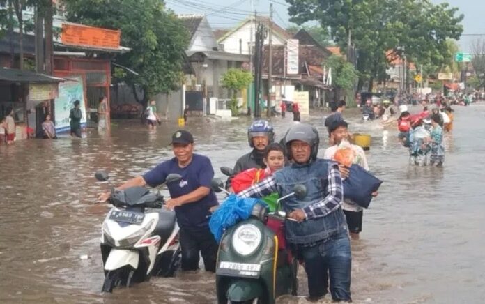 Hujan Deras Akibatkan Banjir di Jalan Tambakrejo Kraton Pasuruan, Akses Transportasi Terhenti